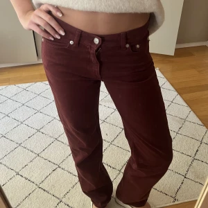 Röda jeans - Så coola vinröda jeans från Arket❤️‍🔥 Storlek 36 och lågmidjade och är ganska raka i modellen. Jag är 172😁
