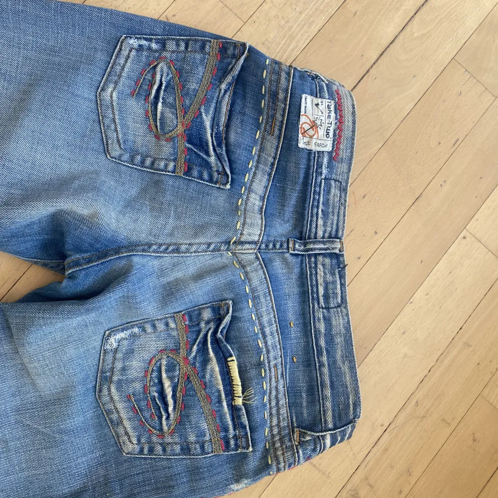Skitsnygga lågmidjade jeans som tyvärr är för små på mig. storlek 26/34. Skulle säga att de passar bra på någon som har storlek 34 vanligtvis.. Jeans & Byxor.