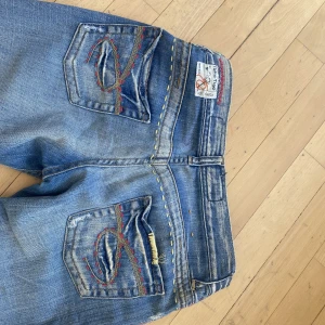 Lågmidjade jeans - Skitsnygga lågmidjade jeans som tyvärr är för små på mig. storlek 26/34. Skulle säga att de passar bra på någon som har storlek 34 vanligtvis.