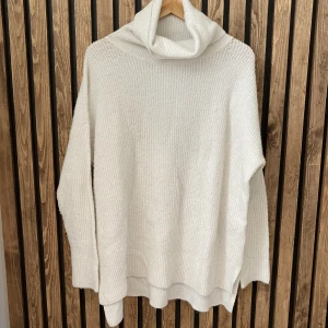 Tjocktröja S - Tjocktröja från Amisu i storlek S. Den är nopprig, därav priset (se bild 3). 