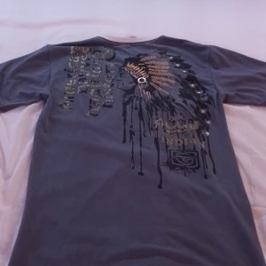 Y2k t-shirt - En väldigt snygg t-shirt med många detaljer på ryggen och på vänstra bröstet. Inga defekter!