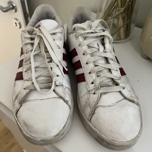Adidasskor - Använt skick. Går att tvätta för att få renare.