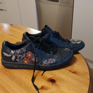 Paul Smith skort  - Använt skick men inga defekter. Storlek 39. Broderade blommor  Köparen står för frakten. 