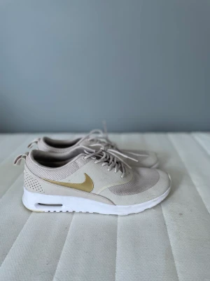 Nike skor beige - Bra träningsskor men också vardagssko från Nike i beige och guld. Använd fåtal gånger, inga slitage 