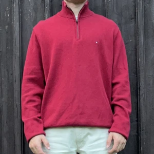 Tommy Hilfiger halfzip - Tjena! Säljer nu min skitsnygga halfzip från Tommy Hilfigger. Den är 8/10 i skick. Hör av dig vid minsta lilla fundering och var inte rädd för att pruta!
