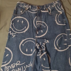 Smiley byxor - Den har används några gånger. Jag skickar inte paket :/ men om due intresserad kan vi träffas i tc.