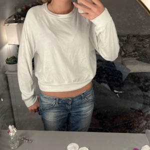 Hoodie - Säljer denna tunna vita hoodie från Bik bok då den ej kommer till användning längre. Älskar den men änvänder ej. Köpt för 249❤️