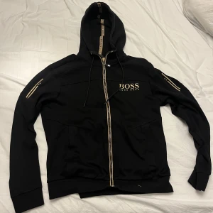 Hugo boss Hoodie - Herr Svart/Guld logo hoodie Strl. M I gott skick