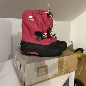 Vinter skor  - Otroliga vinterkängor för vintervädret. Helt nya i original kartong! Väldigt praktiska. Nypris: ca 1199