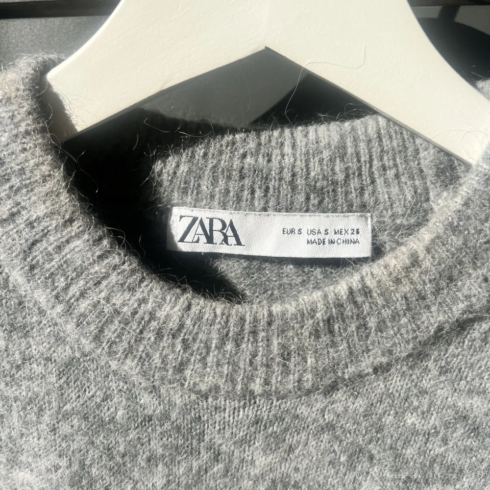 Stickad tröja från Zara, perfekt till hösten! Passar med allt.😍. Stickat.