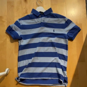 Ralph lauren piqe regular fit - Storlek S Normal passform  Köpte för 1200kr för några Veckor sedan, men endast provat den 2 gånger.   10/10 skick 