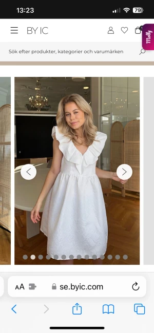 Studentklänning - Jättefin klänning från Byic.com i storlek S. Köpte två stycken i olika storlekar till studenten och därav säljer jag den andra. Klänningen ligger kvar i orginalförpackning, alltså orörd. Nypris 1000kr