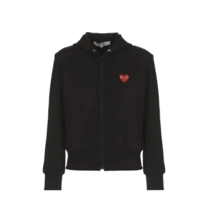Commes des garçons play zip hoodie - Säljer min cdg zip hoodie i stl M unisex, så den passar för både tjejer och killar. Jag har inte använt tröjan så mycket så den är i fint skick. Nypris är 2500 kr men jag säljer för 750 kr. Köparen står för frakt.
