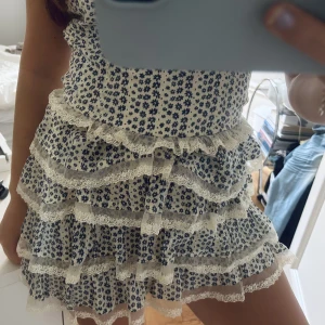 Volang klänning - Säljer nu denna underbara volang klänningen! Aldrig använd!💕