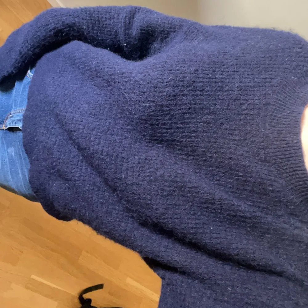 Säljer denna mörkblå stickade tröja från lindex då den inte kommer till användning längre. Den förekommer i bra skick utan fläckar eller hål! Jätteskön nu till hösten. Stickat.