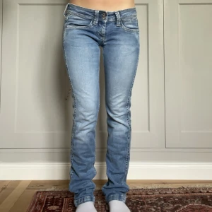 Lågmidjade jeans - Säljer mina superfina pepe jeans🌟Storleken är 28/34. De är i jättefint skick! Bara att skriva om du undrar något💘