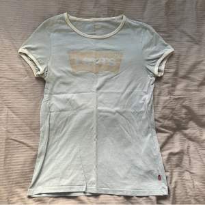 Äkta Levi’s t-shirt i storlek s. 💕🫶🏻 Använd gärna ”köp nu” 🤍