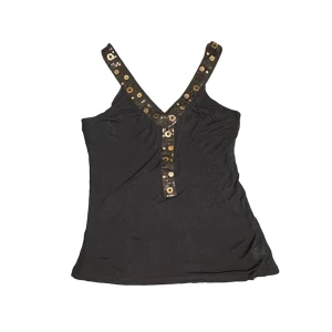 Linne rhinestones - Så snyggt festlinne med coola detaljer i diamanter och paljetter😍 Det står L på lappen men tror de kan vara barnstorlek då den sitter tajt på mig. Skulle säga att den passar Xs-S. Linnet är i gott skick utan defekter. Skriv privat vid intresse o frågor💞