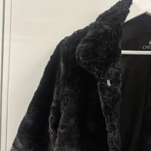 Jacka/kappa - Jacka/kappa från märket Chelsea i strl s. Fint skick, går till mitten av låren på mig som är 173 cm. 