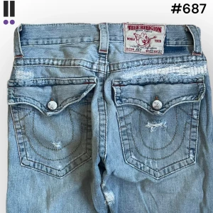 true religion jeans #687 -  True Religion jeans i model Joey 💜 Tag 33W 💜Midja (rakt över) 40cm 💜 Innerben 76cm 💜 Ytterben 102cm 💜 Benöppning 23cm 💜 Lagningar, nedgångna 💜Våra mått blir W=31 och L=29 💜 Men jämför alltid måtten med dina bästa jeans