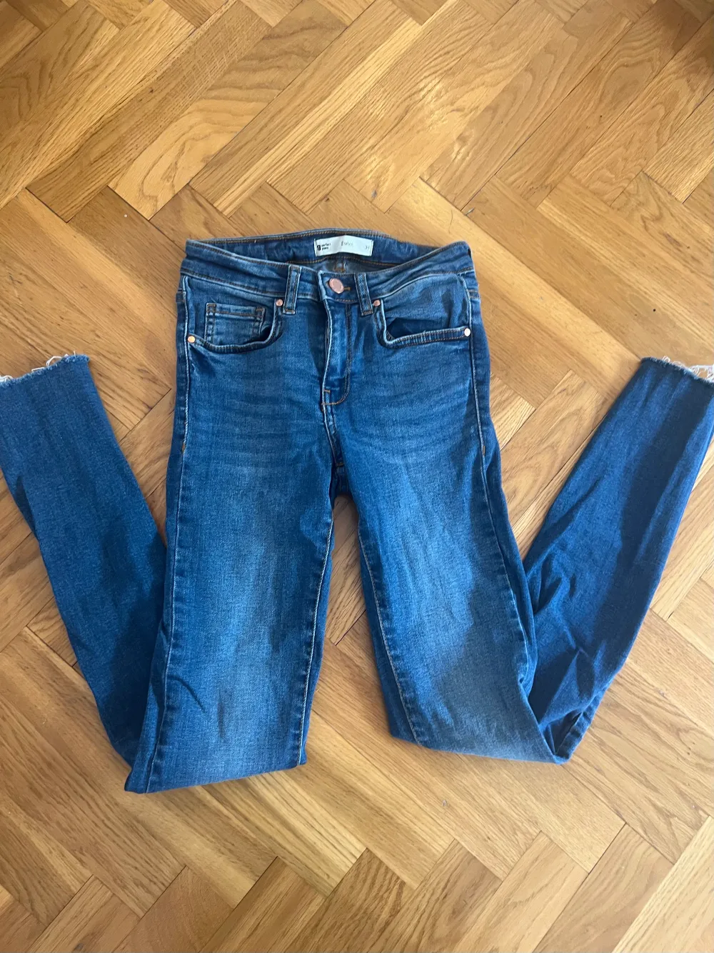 Superfina jeans från Gina Tricot i strl 34. Jeans & Byxor.