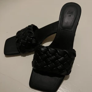 Sko med klack  - Populära skor från Hm🫶🏻storlek 39 men passar perfekt på mig som är 38💞nypris 299, mitt pris 150