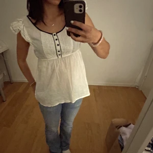 Gullig vit topp - Super söt vit topp med volang ärmar och svarta detaljer🤍🤍. Str 36