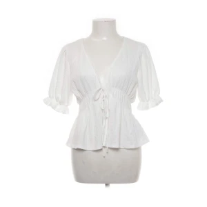 Vit volangtopp - Söt vit volangtopp från Gina🐚 Köpt på sellpy, men knappt använd & inga tecken på användning! Hör av er vid frågor🤍