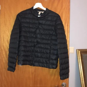 Trendig höstjacka - Säljer denna populära höstjackan liknande uniqlo jackan. Slutsåld och passar till allt. Köpt för 350 o fri frakt 