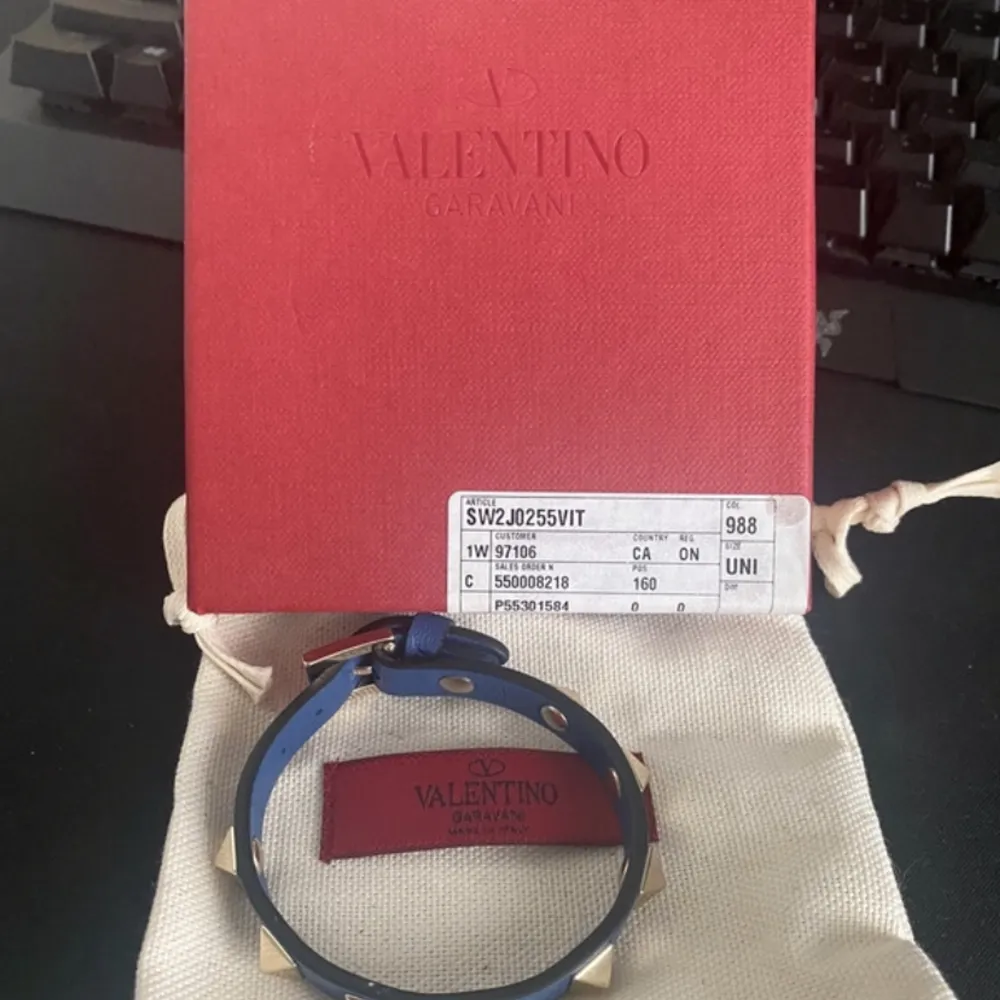 Tjena! Säljer nu detta as snygga armbandet från valentino. Skick 10/10 armbandet är som nytt. Ny pris ligger på 2800kr mitt pris 1.9k. Kontakta mig vid eventuella frågor eller prisförslag!. Accessoarer.