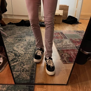 Dondup ritchie - Unika Dondup "Ritchie" jeans i en iögonfallande ljus lila nyans. Storlek 31 med en snygg skinny fit. Använda med omsorg och i bra skick. Ett verkligt statement-plagg för den modiga.