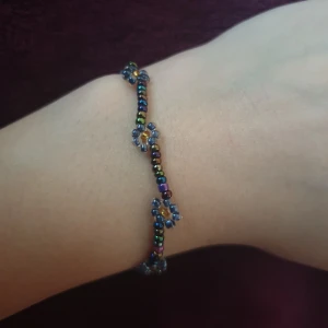 Armband - Säljer detta hemmagjorda blomarmbandet, ca 18 cm. För 35 kr och fri frakt.