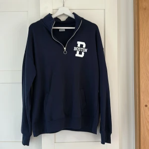 Boston hoodie xl 🙏🏼 - Köpt på flygplatsen i boston. Endast använd en gång, därav säljer jag den. Skick 10/10. Köpte för 69 dollar, motsvarande ca 650kr. Xl men sitter som en oversized m. Försten till kvarn. Klicka gärna på köp nu så är den din! 😇