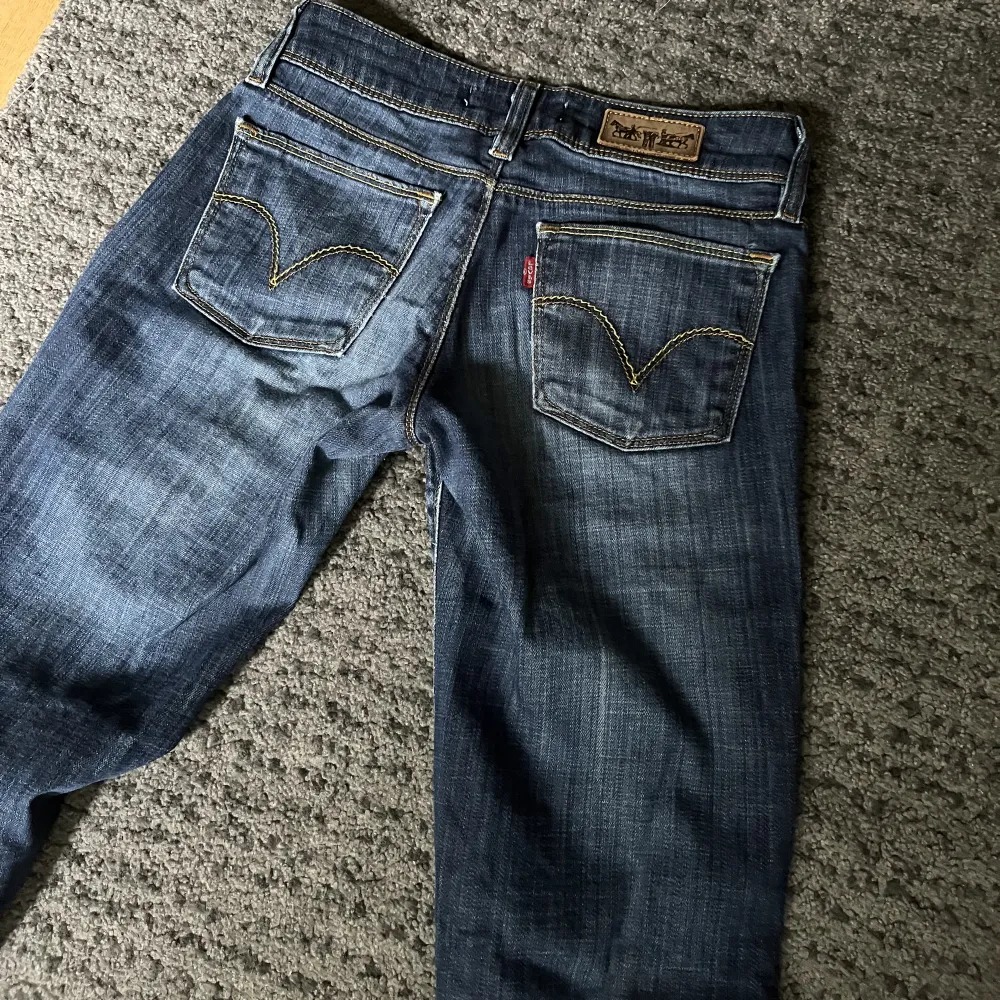 Jättefina Levis jeans i modellen 570 straight fit lågmidjade som skulle passa någon som är runt 150-157💕💕storleken vet jag tyvörr inte eftersom jag köpte de i London secondhand (ingen lapp heller) skriv för mer frågor💕. Jeans & Byxor.
