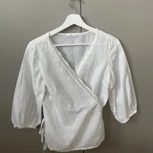 Vit blus - Supersöt vit omlott blus med spetsdetaljer❤️