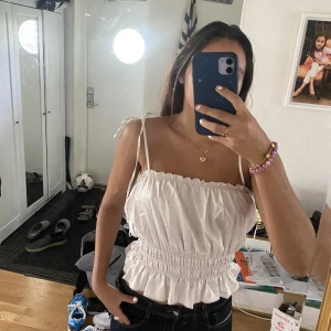 Jätte snygg satin topp! - Jätte snygg satin topp från zara, helt oanvänd! Används inte då den är för stor! Passar M till XL då den är stretchig! Banden är justerbara 