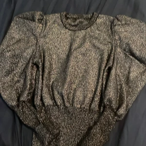 Glittrig stickad tröja  - Säljer denna pga ingen användning! Helt ny! Står ej storlek pga att jag har klippt bort lilla lappen. Men passar som S-M. KÖPARE STÅR FÖR FRAKTEN! Vill bara bli av med den så klicka gärna på köp nu😁