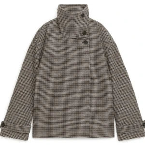 Arket jacka - Säljer min arket jacka som fortfarande är i mycket har skicka, då den köptes i januari iår och inte används så mycket😊 storleken är 40 men tycker inte den sitter bra på mig som är s/m på överdelar i vanliga fall🙌