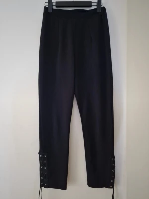 Svarta Lace up Byxor - Fint skick