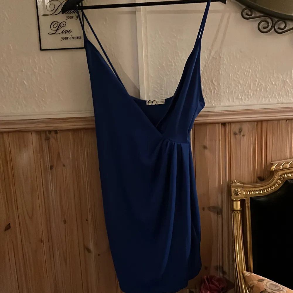 Denna klänning säljer jag eftersom jag aldrig använt den. Den är väldigt bra skick, men kan vara lite kort! Den är mer åt det klarblåa hållet. Klänningar.