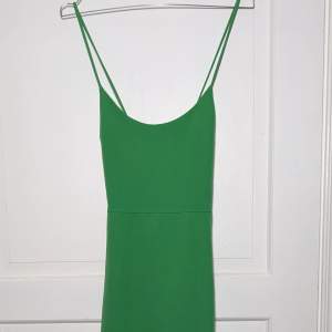 Grön klänning från zara! Oanvänt skick! Bild 2&3 lånade!