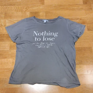 Grå T-shirt  - Köpt från New Yorker I nyskick, använd fåtal gånger, inga defekter  Djurfritt Rökfritt hem  Hämtas i Åkarp eller skickas via post  Köparen betalar fraktkostnad samt varan i förväg