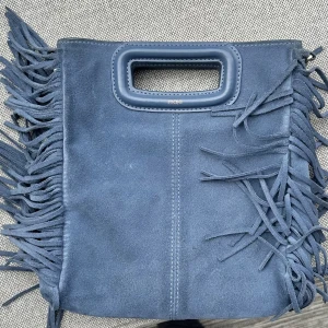 Maje väska  - Säljer min sjukt snygga maje väska pågrund av att jag inte använder den. Den är använd ett fåtal gånger och i jättebra skick🥰bandet till väskan medföljer självklart!! Köpte den i butik från förra årets kollektion så finns ej att köpa nu, skriv för frågor💕