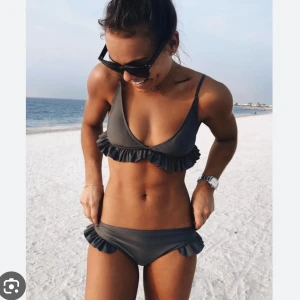 Meloonpro bikini. - En grå/blå bikini från meloonpro med volanger. Använd fåtal gånger.