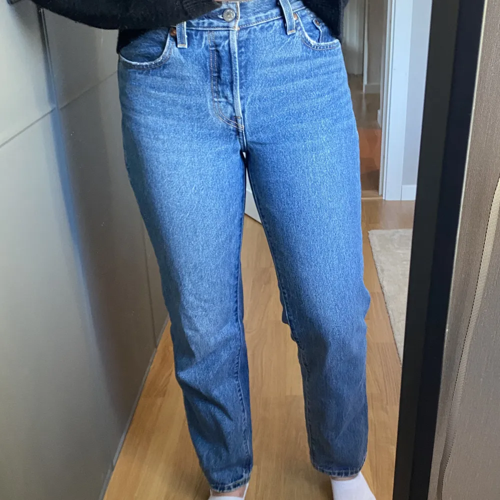 Levis 501 mellanblå lite korta på mig som är 165cm men de beror såklart på vad man föredrar, väldigt bra skick. Jeans & Byxor.