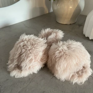 INUIKII Cosy Slipper Powder - Supermjuka tofflor i en puderrosa färg från Inuikii. Fint skick, knappt använda! Inköpspris: €150! 