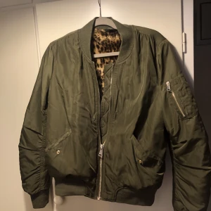 Bomberjacka  - Knappt använd 