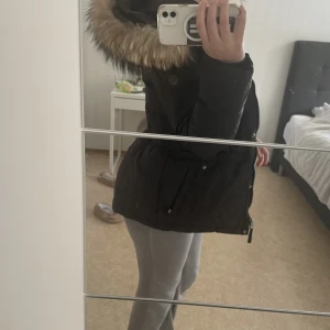 Hollies, strl 38- S men funkar som 36 också - Använts en vinter men är som ny även pälsen har inte använts i regn osv. Inga skador på jackan. Äkta päls och jacka såklart. Den är strl 38 alltså S. Kom dm om ni vill ha bilder på själva jackan jag ska sälja. Pris kan diskuteras vid snabb affär!💞