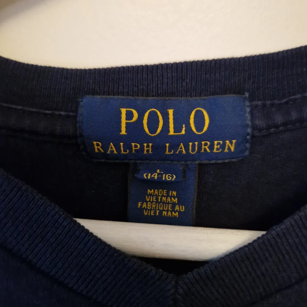 Polo Ralph Lauren t-shirt i marinblå och amerikansk barnstorlek L (motsvarar S/M i Sverige). Väldigt gott skick och bara använd ett fåtal gånger. T-shirts.