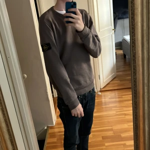 Stone island tröja - Riktigt snygg stone island tröja som inte kommer till användning. Är använd en del fast fortfarande i fint skick (8/10) självklart äkta. Bara att kontakta ifall du undrar något.